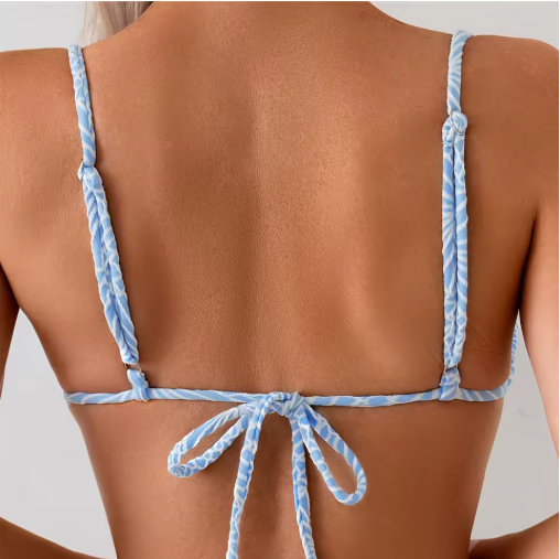 Bikini Azul Claro de Cordones y Flores con Anillo Metálico,