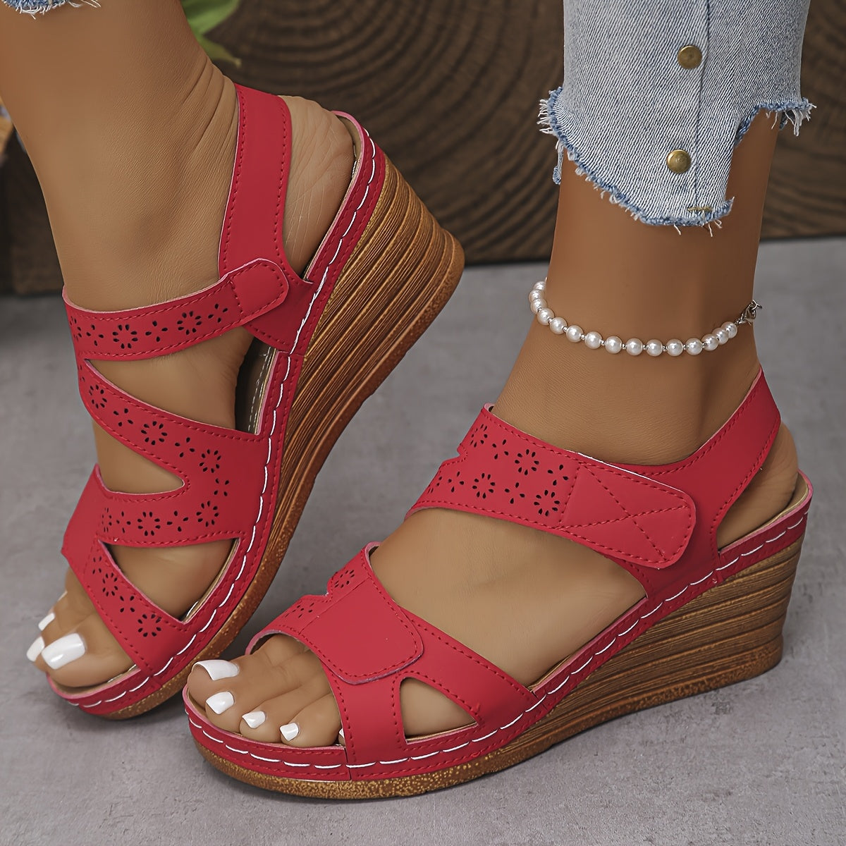 Sandalias ortopédicas Amelia Comfort rojas, cuña de madera y tiras con velcro.