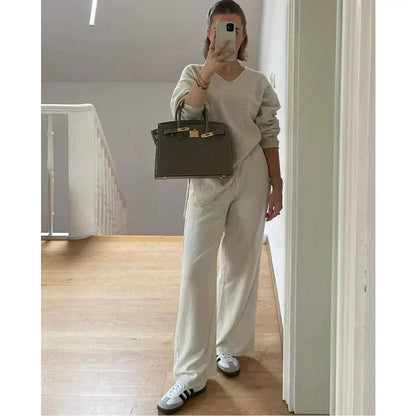 Bolso con reparticiones gris verdoso con asa superior y herrajes metálicos