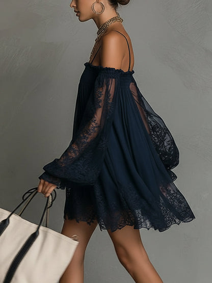 Noemí - Robe courte en mousseline bleu marine avec décolleté épaules dénudées