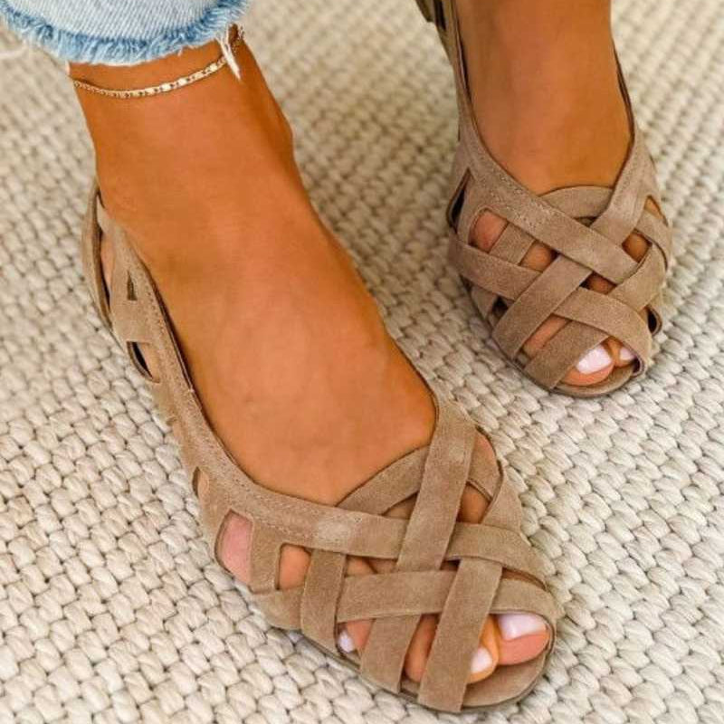 Sandalias trenzadas de ante beige con tiras cruzadas y puntera abierta