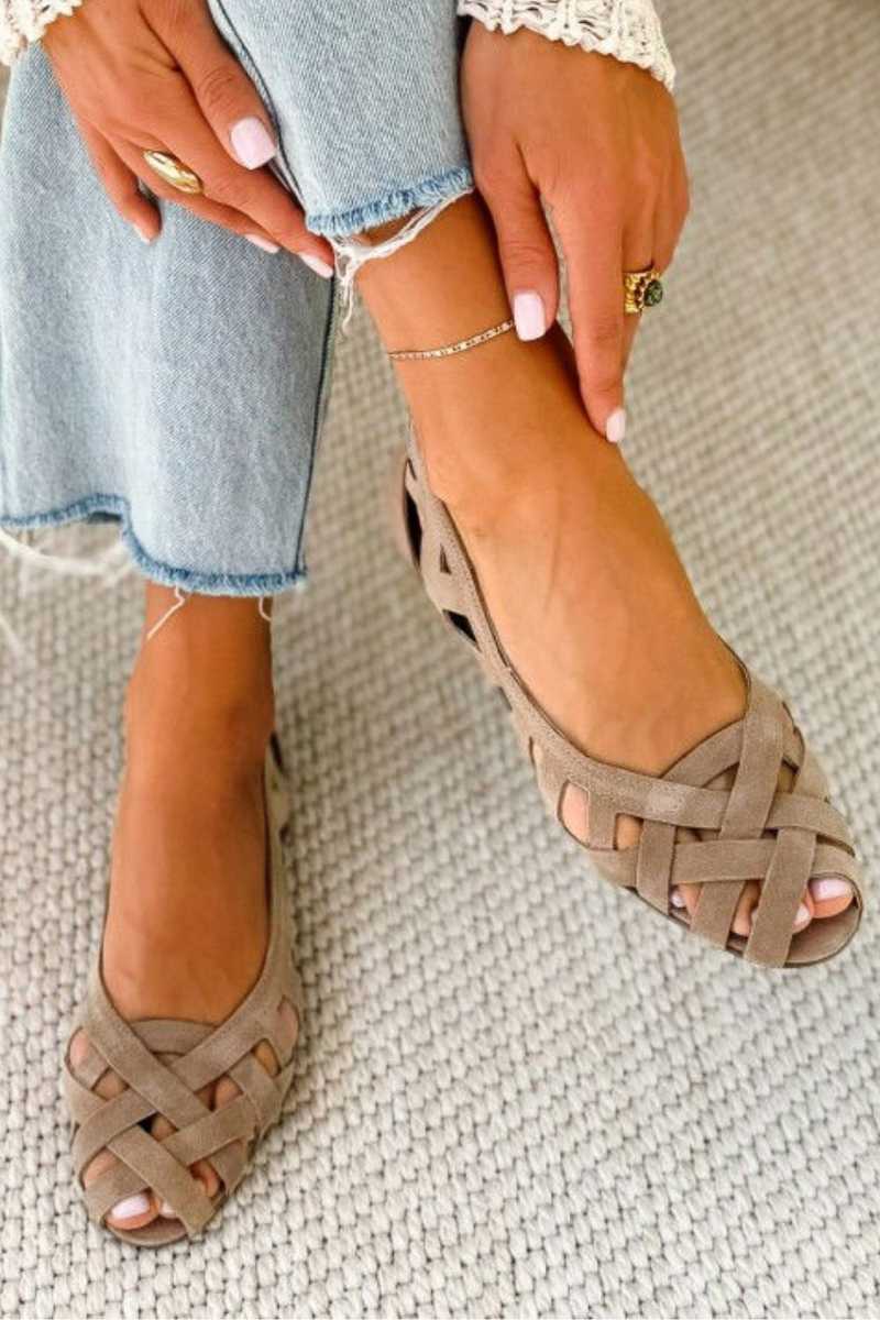 Sandalias beige intrecciadas con tiras entrelazadas y puntera abierta, suela baja