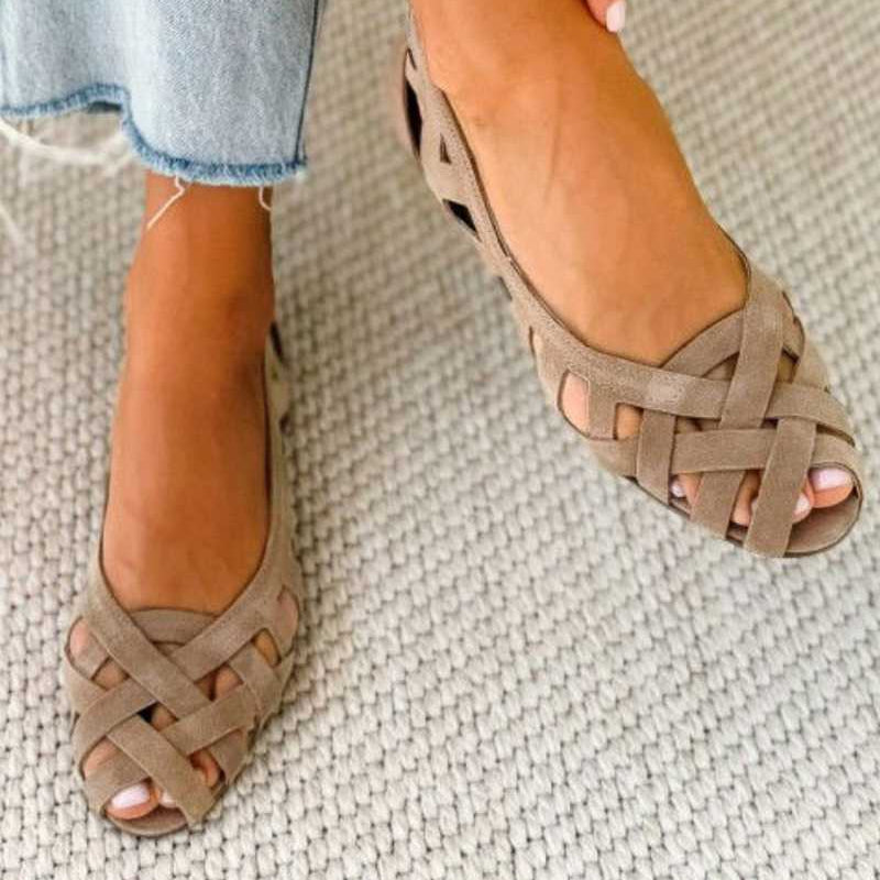 Sandalias trenzadas de ante beige con tiras cruzadas y puntera abierta