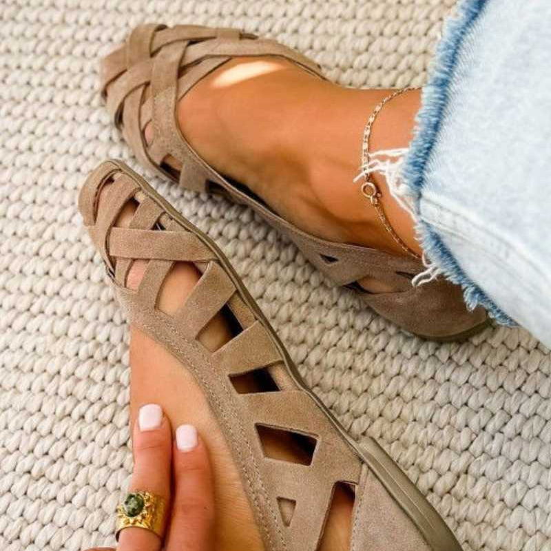 Sandalias planas trenzadas marrón claro con diseño calado y acabado suelto en el tobillo