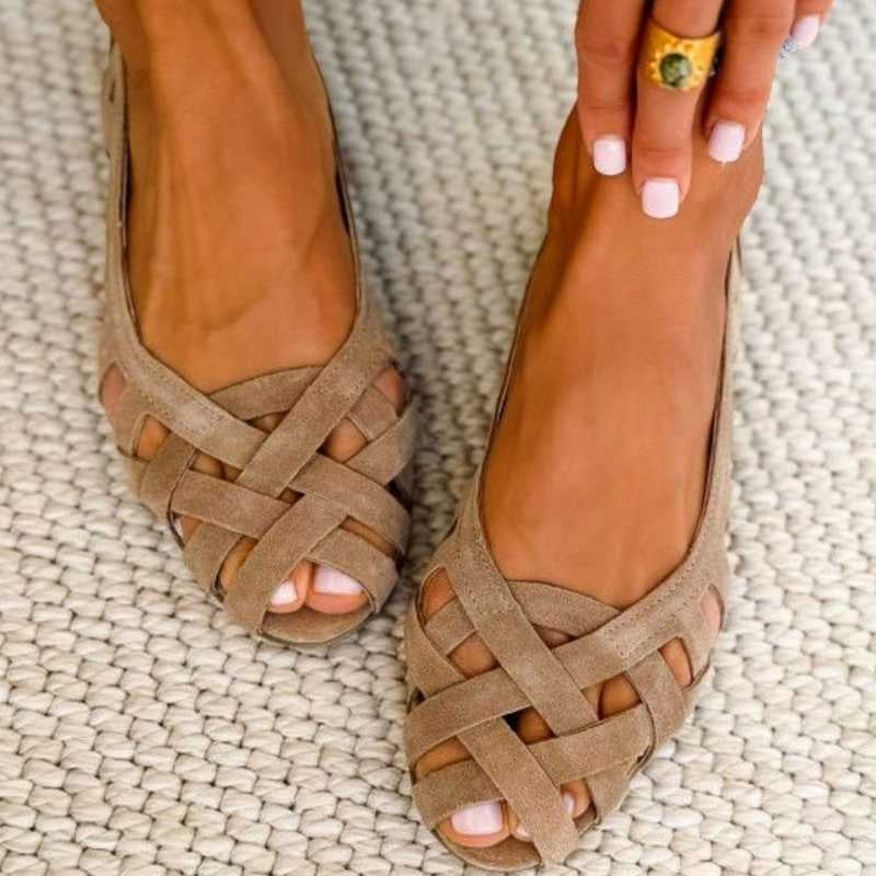Sandalias planas trenzadas en beige con punta abierta y tiras entrelazadas