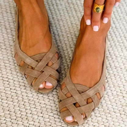 Sandalias de ante trenzado beige con punta abierta y tira cruzada