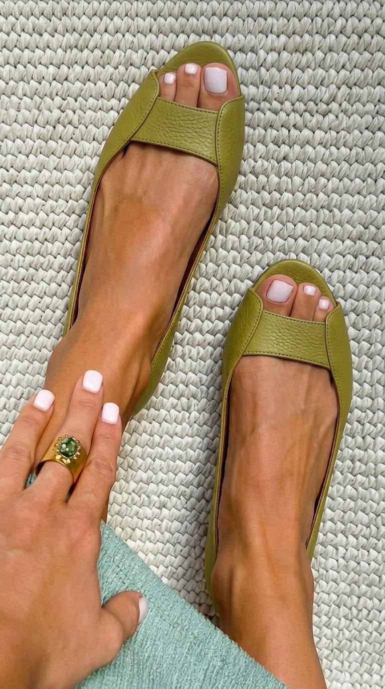 Sandalias planas tipo pala verde claro con tira frontal y contorno azul oscuro