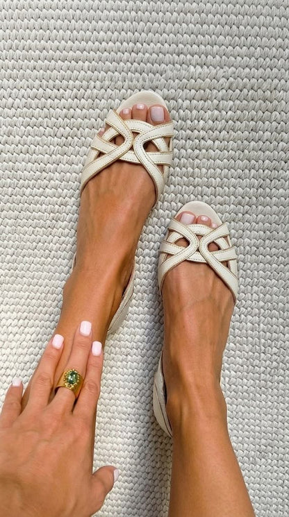 Sandalias planas crema con tiras cruzadas y empeine abierto