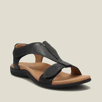 Sandalia ortopédica ergonómica negra de piel, con cierre superior y suela acolchada.