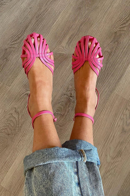 Sandalias fucsia con tiras trenzadas en el empeine y pulsera ajustable al tobillo.