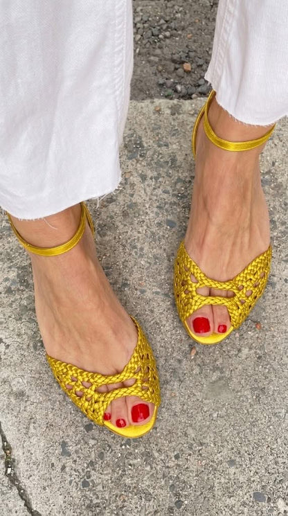 Sandalias amarillas de punta abierta con malla entrelazada y pulsera en el tobillo