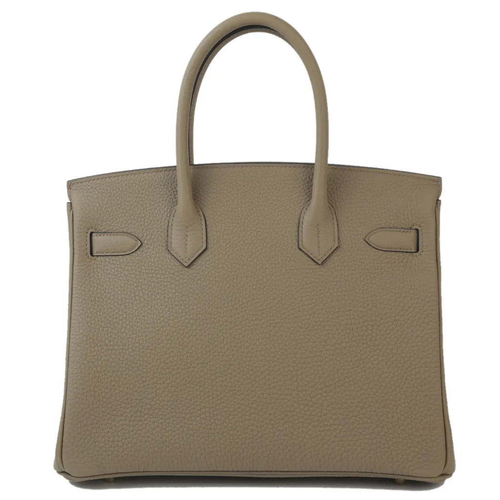 Bolso con reparticiones beige con asas superiores y solapas frontales