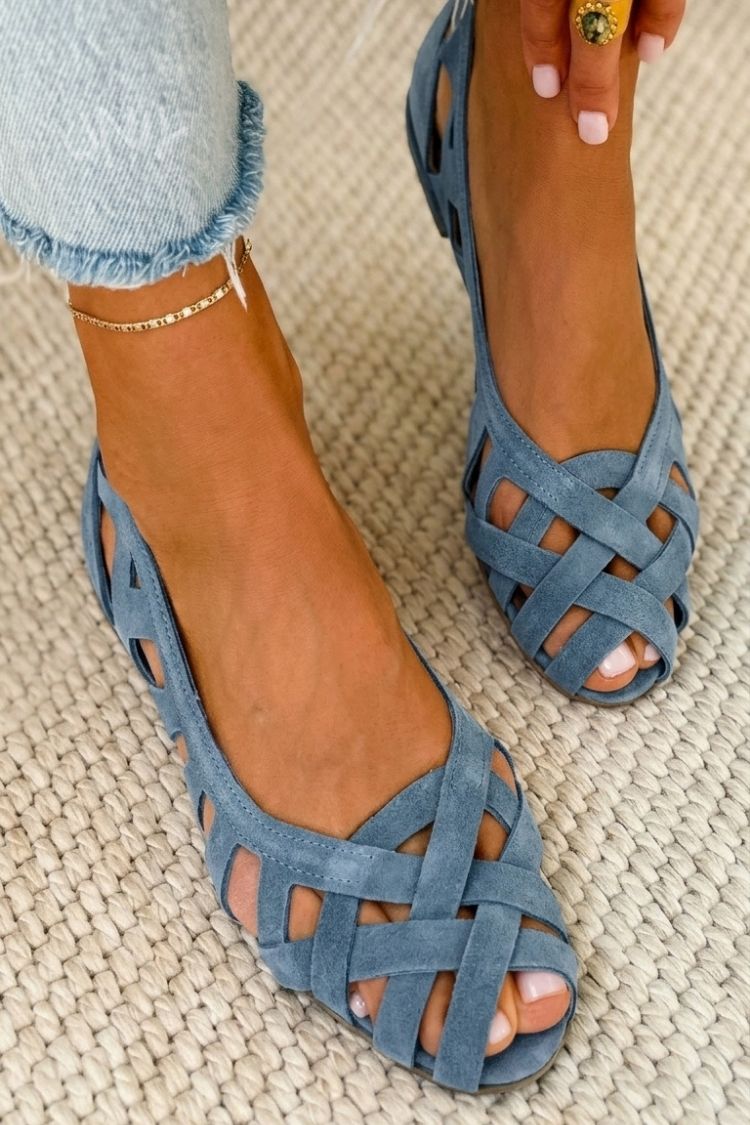 Sandalias planas azul denim con diseño trenzado y recortes en la parte delantera