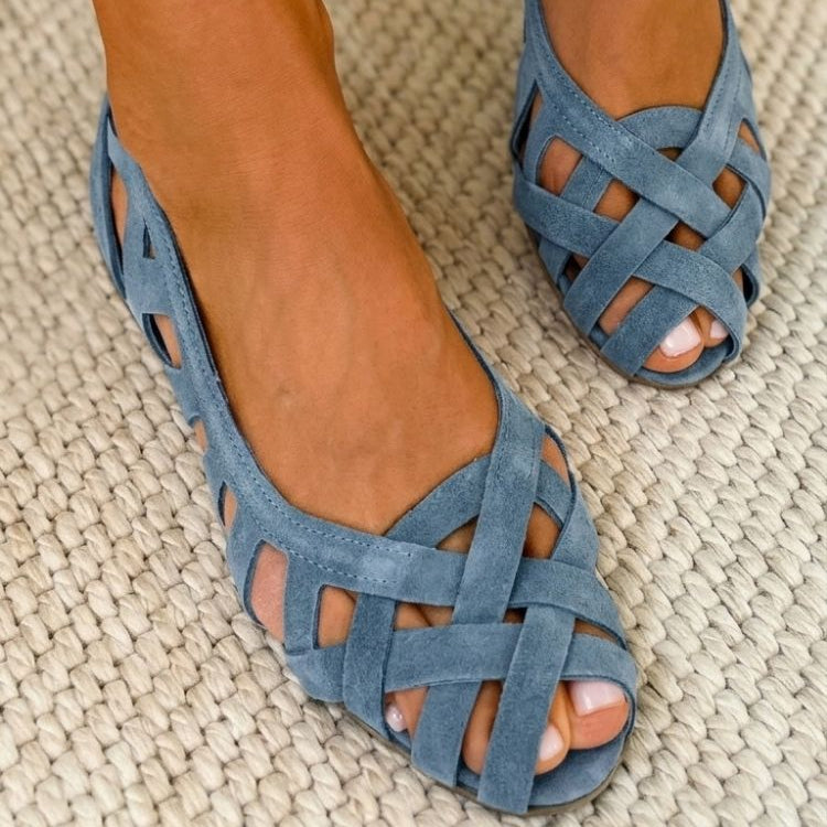 Sandalias trenzadas de ante azul con tiras cruzadas y puntera abierta