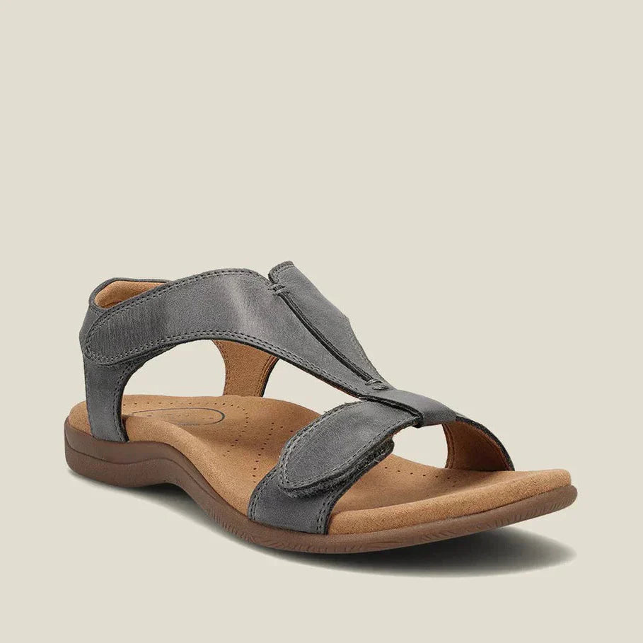 Sandalia ortopédica ergonómica gris, de piel, con cierre superior y suela acolchada.