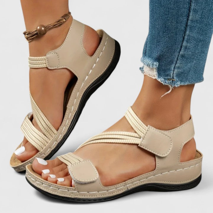 Sandalias ortopédicas elegantes Nina color beige con pulsera trasera y velcro
