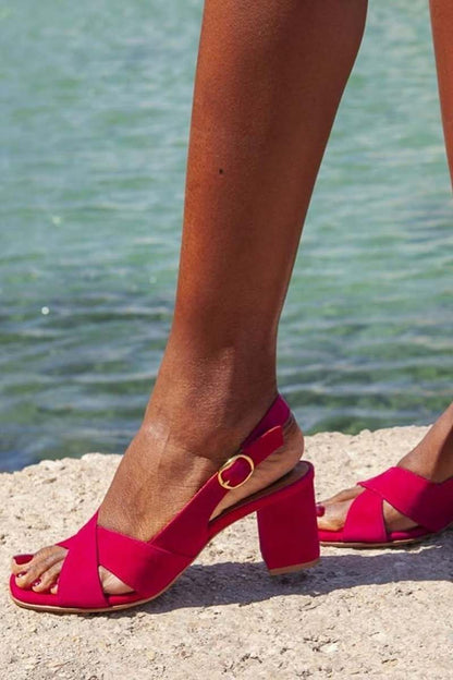 Sandalias de tacón grueso rojas con pulsera y hebilla dorada oval