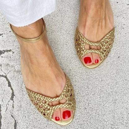 Sandalias doradas de punta abierta con tira entrelazada y pulsera en el tobillo
