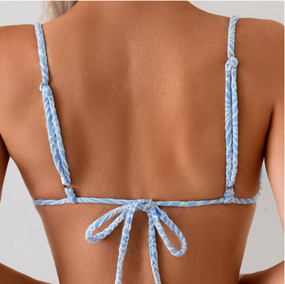 Bikini Azul Claro de Cordones y Flores con Anillo Metálico,