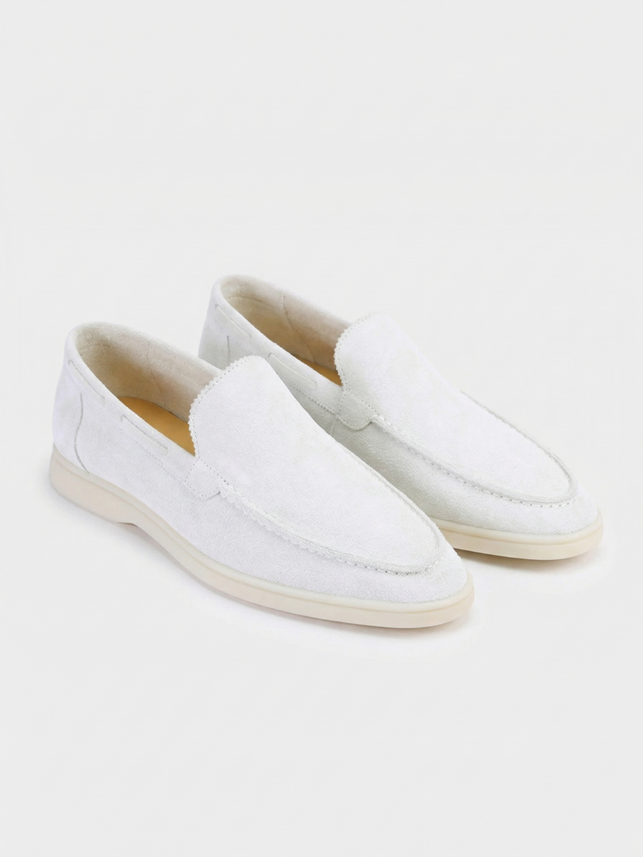 Mocasines de ante color blanco con borla/estilo antifaz en el empeine, suela clara.