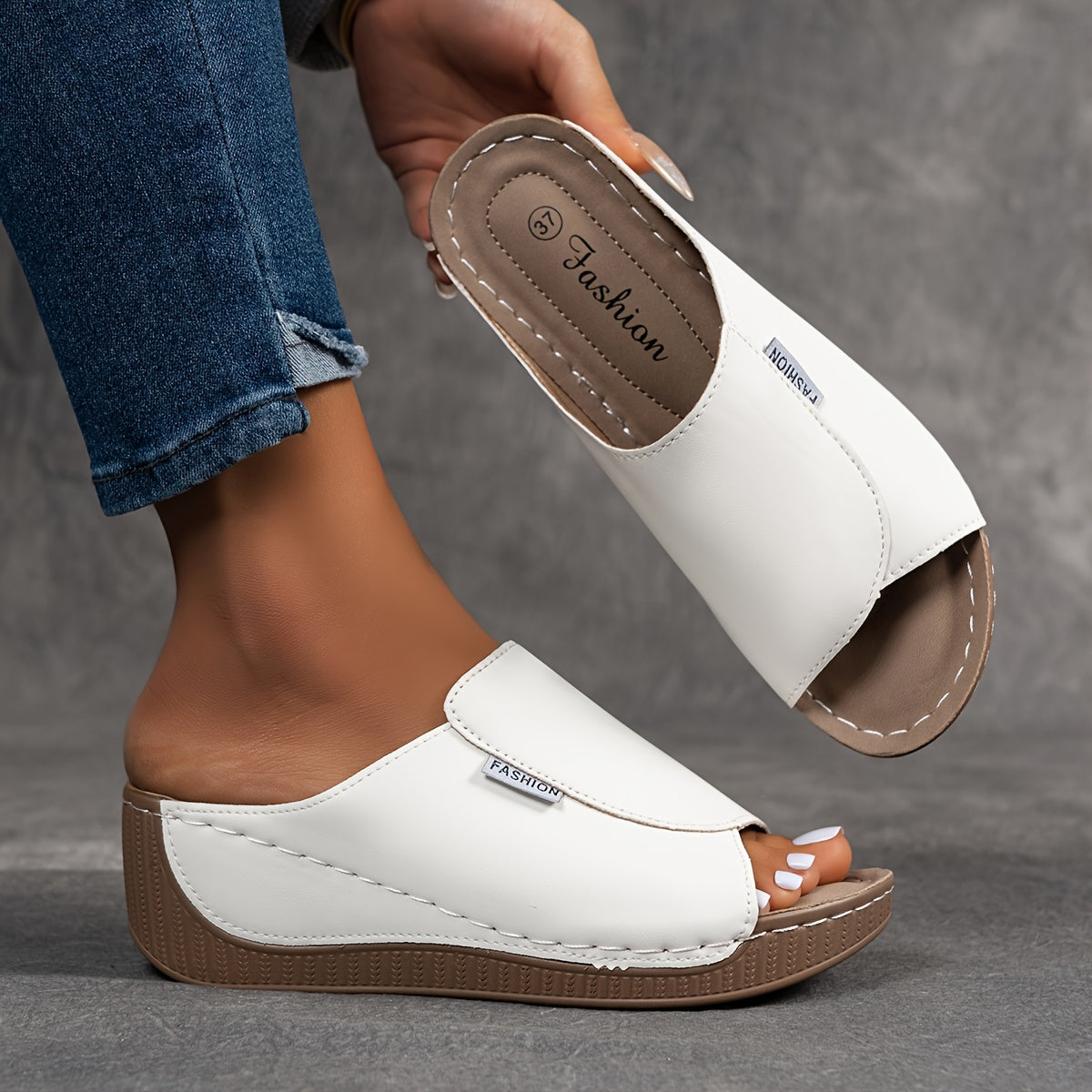 Sandalias tipo zueco con arco plantar, blancas, suela de cuña marrón con tiras anchas