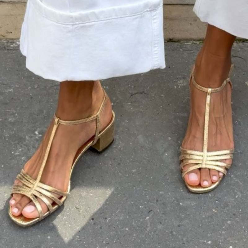 Sandalias de tiras con tacón cuadrado dorado y acabado en punta abierta