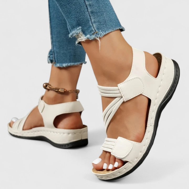 Sandalias ortopédicas elegantes Nina blancas con tiras acolchadas y pulsera trasera