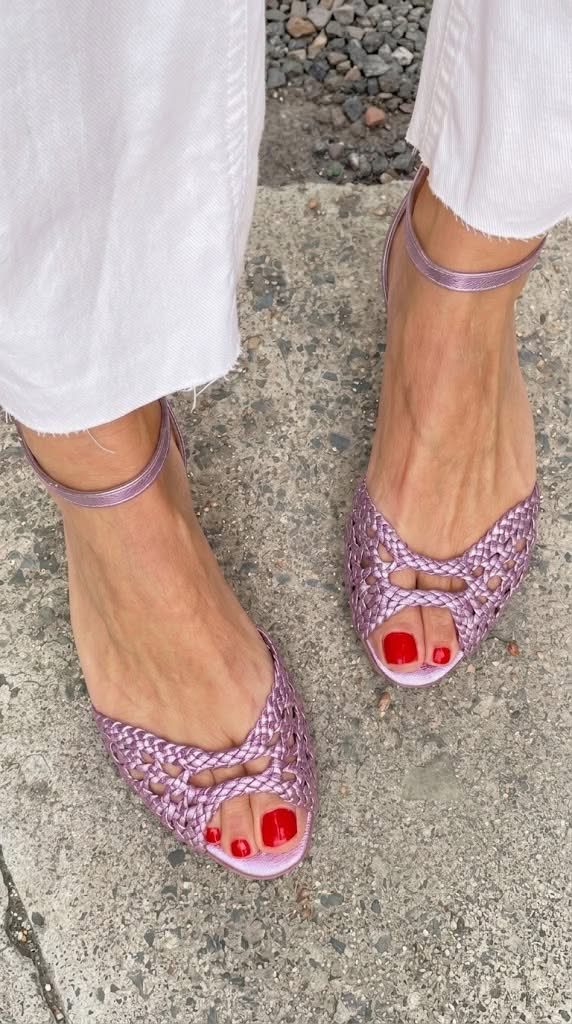 Sandalias moradas de punta abierta con malla entrelazada y pulsera en el tobillo