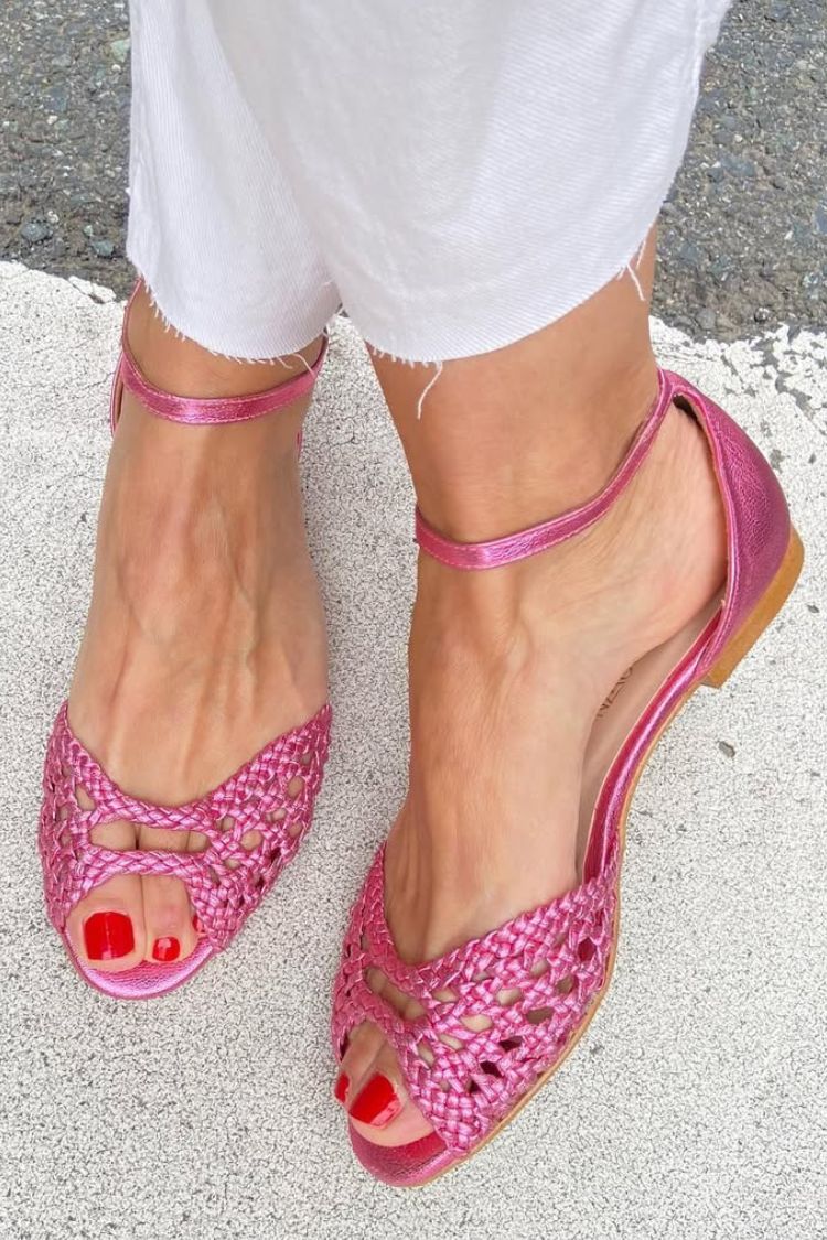 Sandalias rosas/magenta de punta abierta con tejido entrelazado y pulsera al tobillo