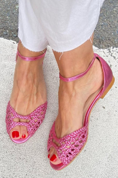 Sandalias rosas/magenta de punta abierta con tejido entrelazado y pulsera al tobillo
