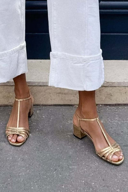 Sandalias Allegra de tacón cuadrado con tiras trenzadas y punta abierta, color dorado
