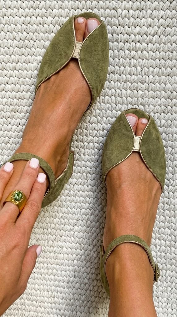 Sandalias de ante verde oliva con empeine cruzado y pulsera al tobillo