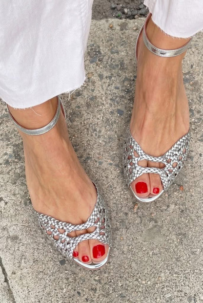 Sandalias plateadas de punta abierta con tejido entrelazado y pulsera en el tobillo