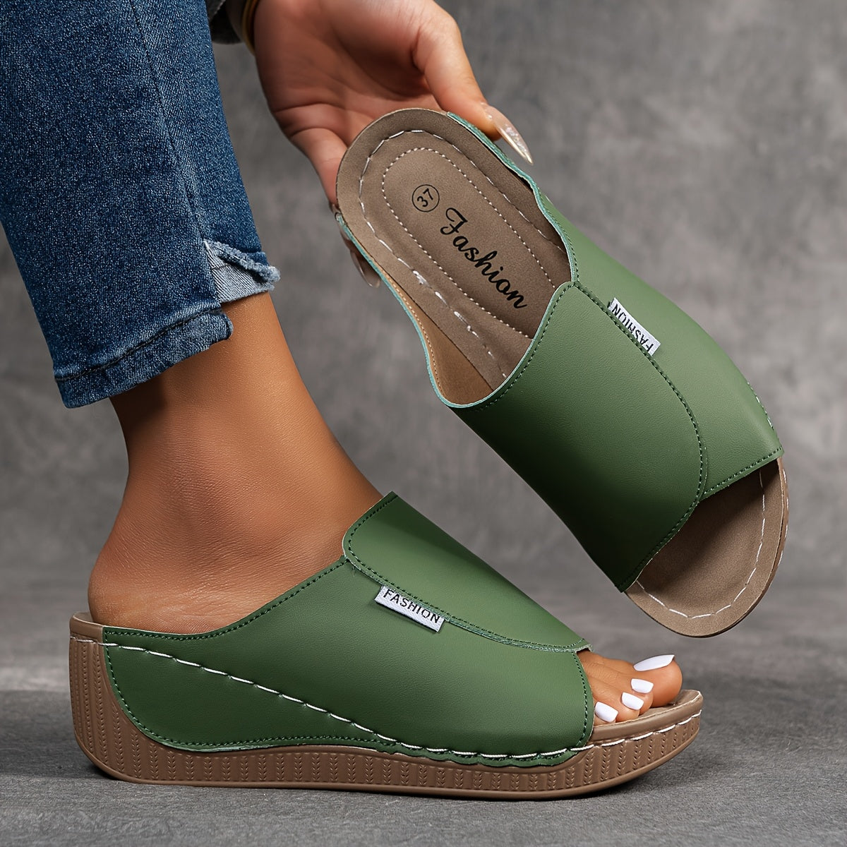 Sandalias tipo zueco con arco plantar, verdes, suela de cuña marrón con costuras visibles
