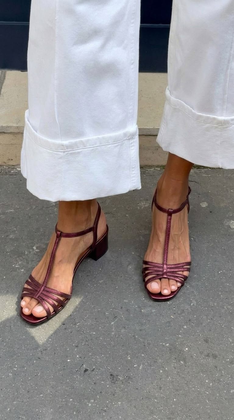 Sandalias de tiras burdeos con tacón cuadrado y puntera abierta