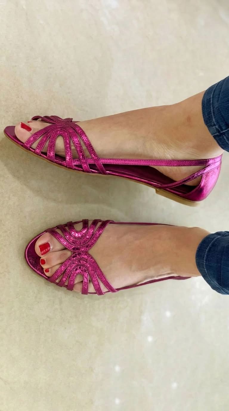 Sandalias fucsia con tiras decorativas cruzadas y punta abierta, tacón bajo.
