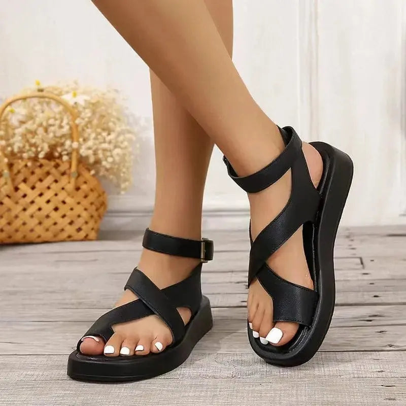 Sandalias ortopédicas negras con dos tiras y hebilla, suela de plataforma
