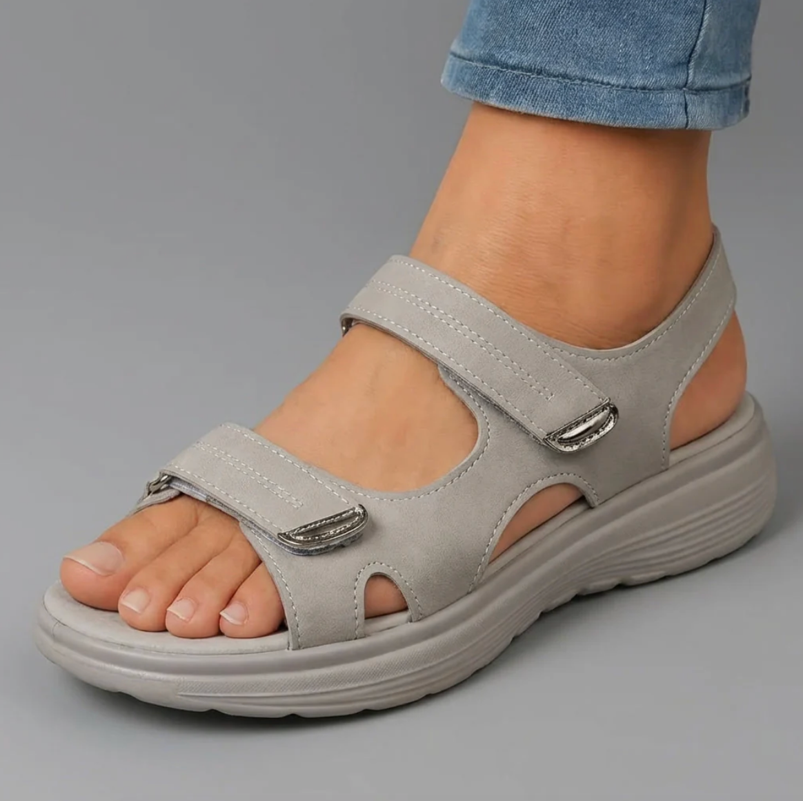 Sandalias ortopédicas antideslizantes grises con doble velcro y plataforma gruesa