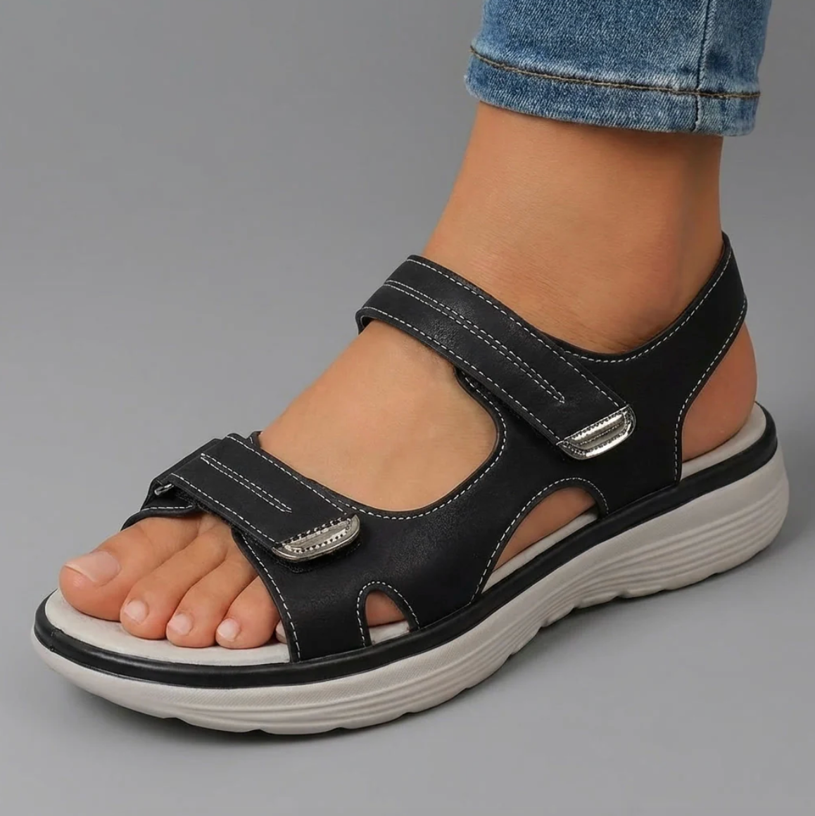 Sandalias ortopédicas antideslizantes negras con velcro y suela robusta acanalada