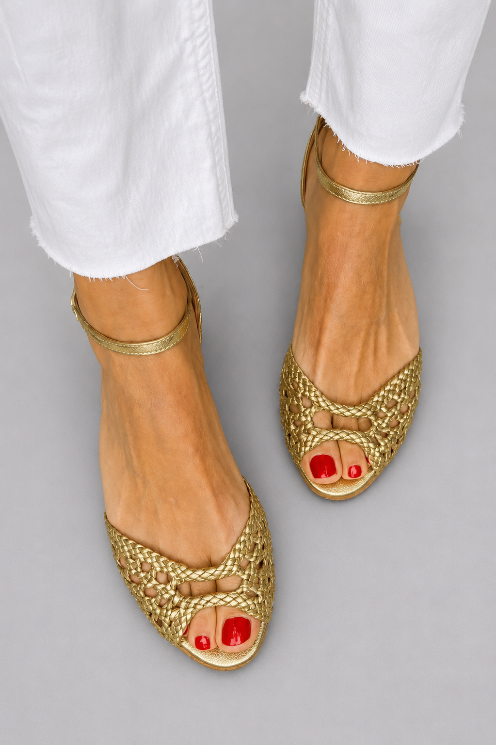 Sandalias doradas de punta abierta con tejido entrelazado y pulsera fina al tobillo