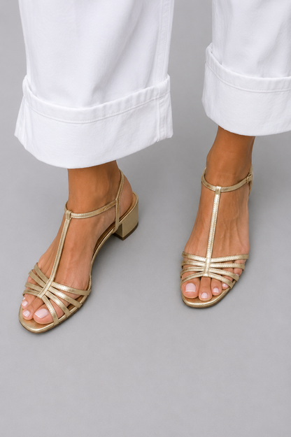 Sandalias de tiras doradas con tacón cuadrado y pulsera al tobillo