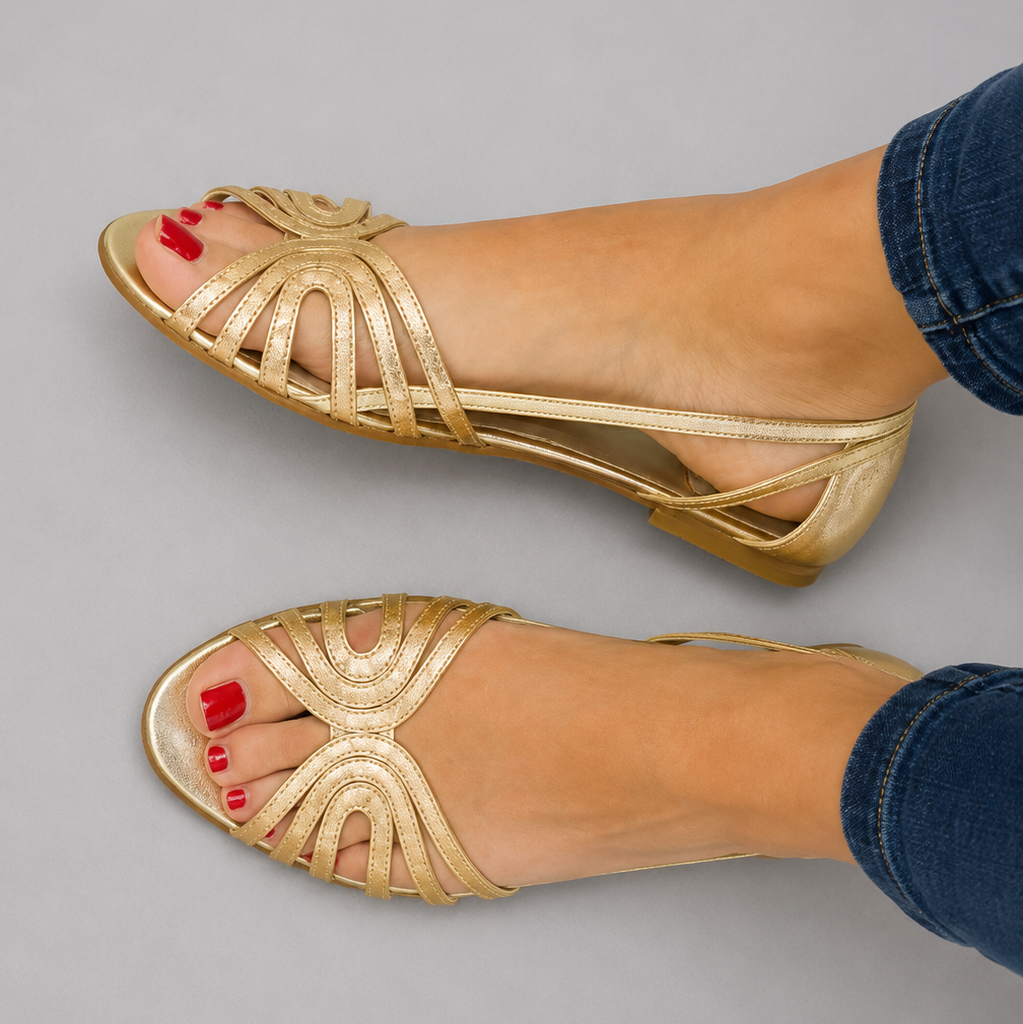 Sandalias doradas con tiras decorativas y punta abierta, tacón bajo.