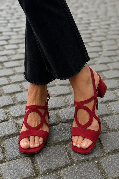 Sandalias de verano de tiras granates con pulsera al tobillo y puntera abierta