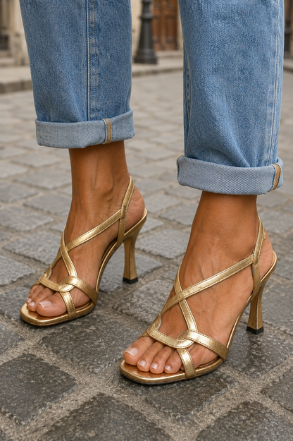 Sandalias doradas de tacón con tiras cruzadas y puntera abierta