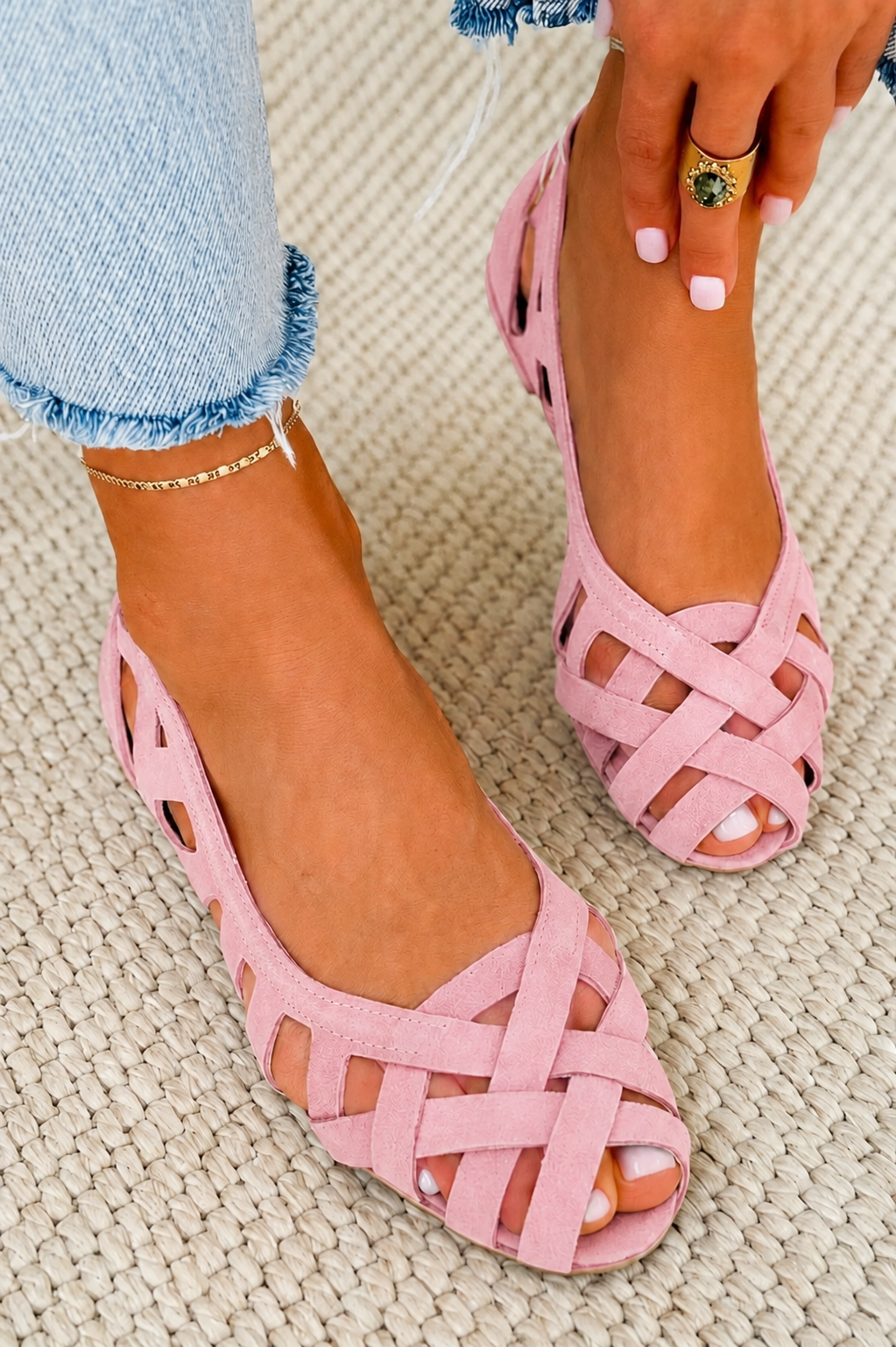 Sandalias de ante trenzado rosa claro con punta abierta y suela plana