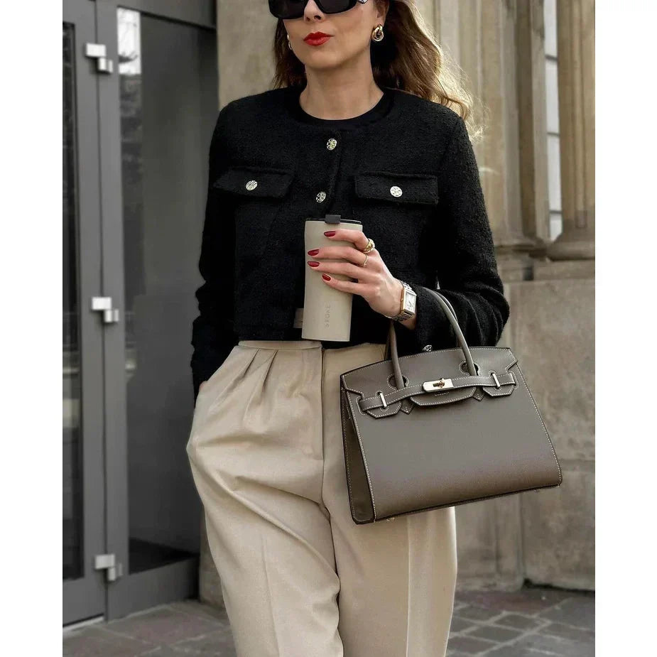 Bolso con reparticiones gris oscuro con asa y cierre frontal metálico