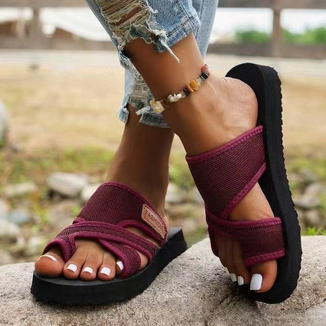 Sandalias ortopédicas cómodas granate con tira ajustable y suela gruesa