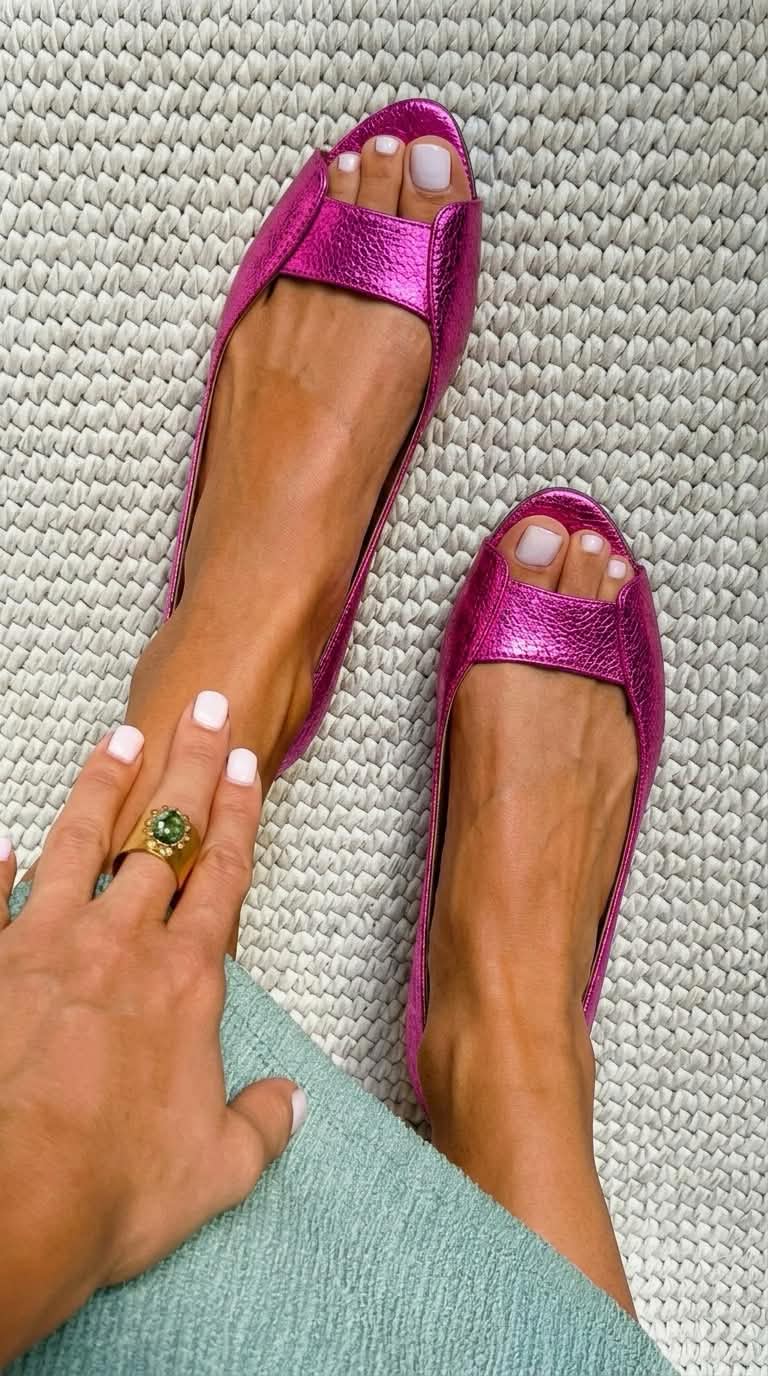 Sandalias planas tipo pala fucsia con tira frontal y dobladillo oscuro