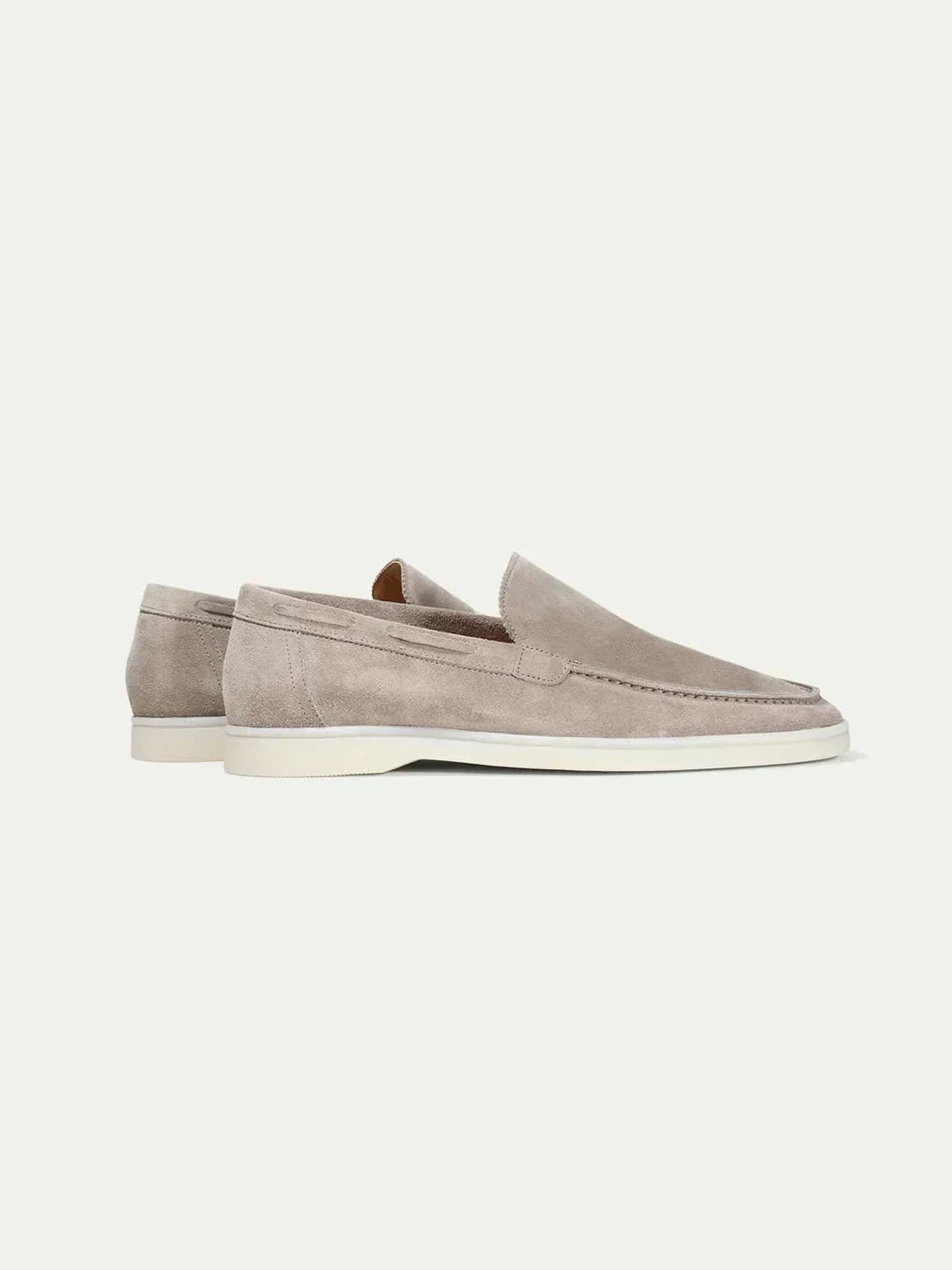 Mocasín de ante gris claro con pala y suela blanca