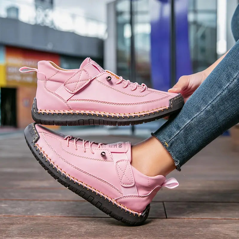 Zapatillas rosas con cordones, detalles acolchados y suela negra con relieve